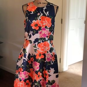 Donna Morgan size 8 lined 100% polyester.